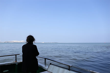 将骨灰撒入大海