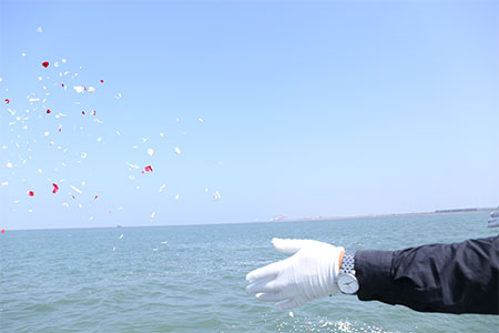 船舱内举行告别仪式