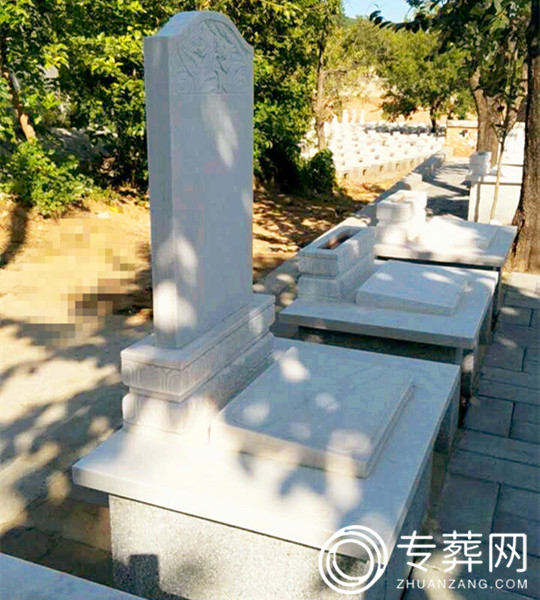 立碑三