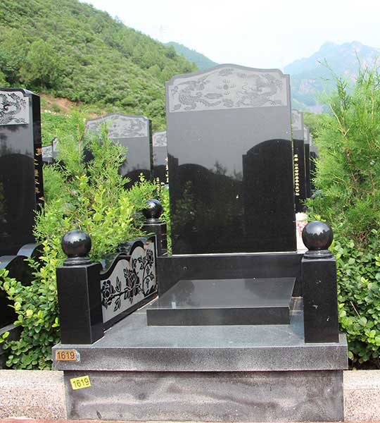 龙腾园立碑