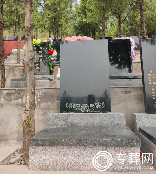 万禄园立碑