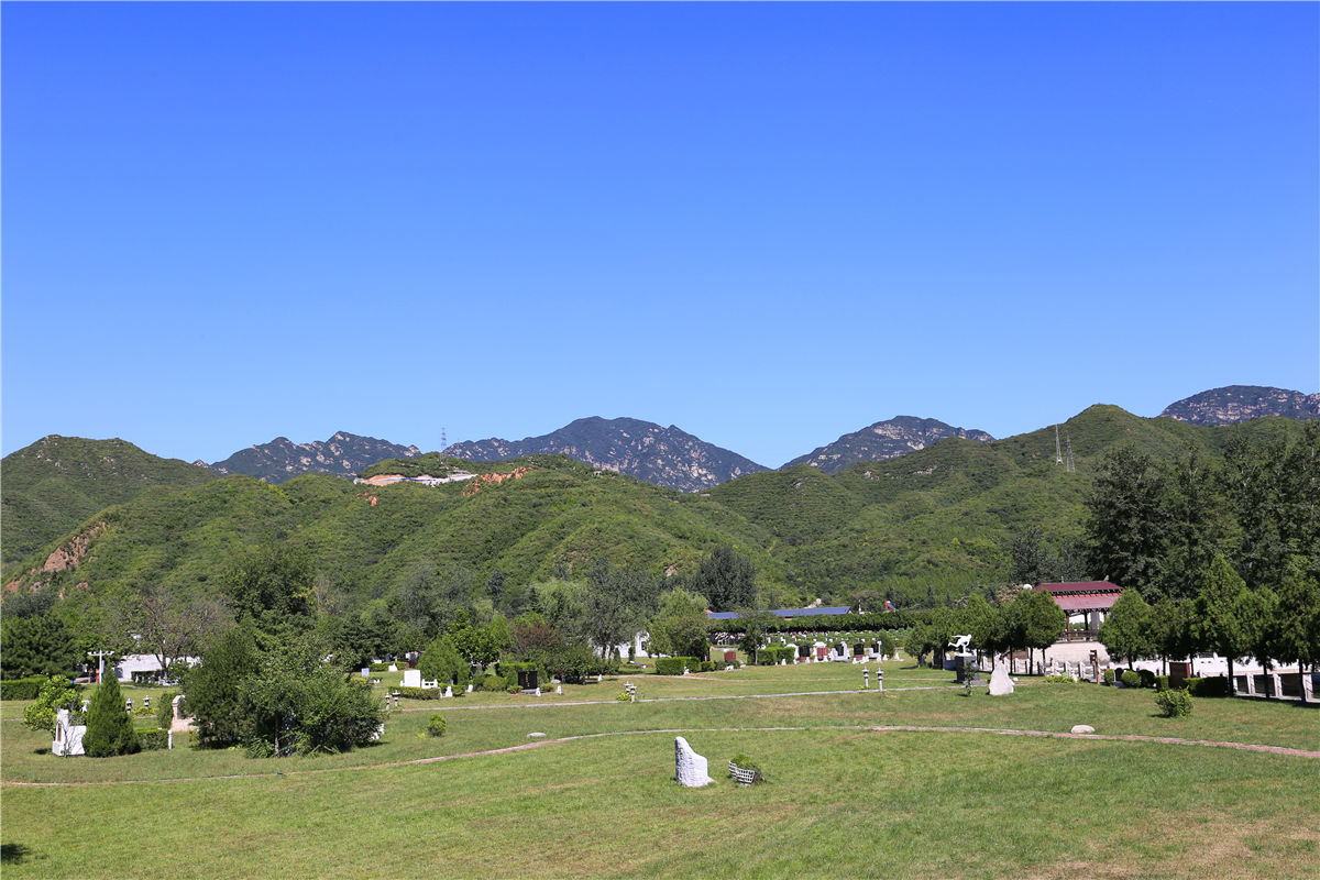 北京天山陵园墓碑朝南的吗？-1